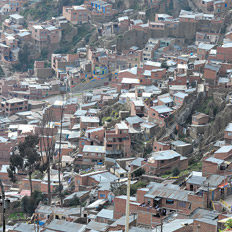 La Paz, una ciudad de casas apiñadas sin revocar, tal como se la ve desde lo alto