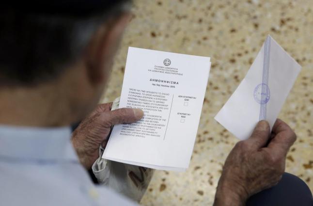 Boletim de voto do refenfo em Atenas, Grécia REUTERS/CHRISTIAN HARTMANN